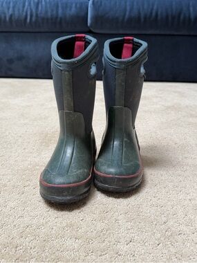 Kids BOGS Waterproof Green Rain Boots with Red Trim - kids size 10